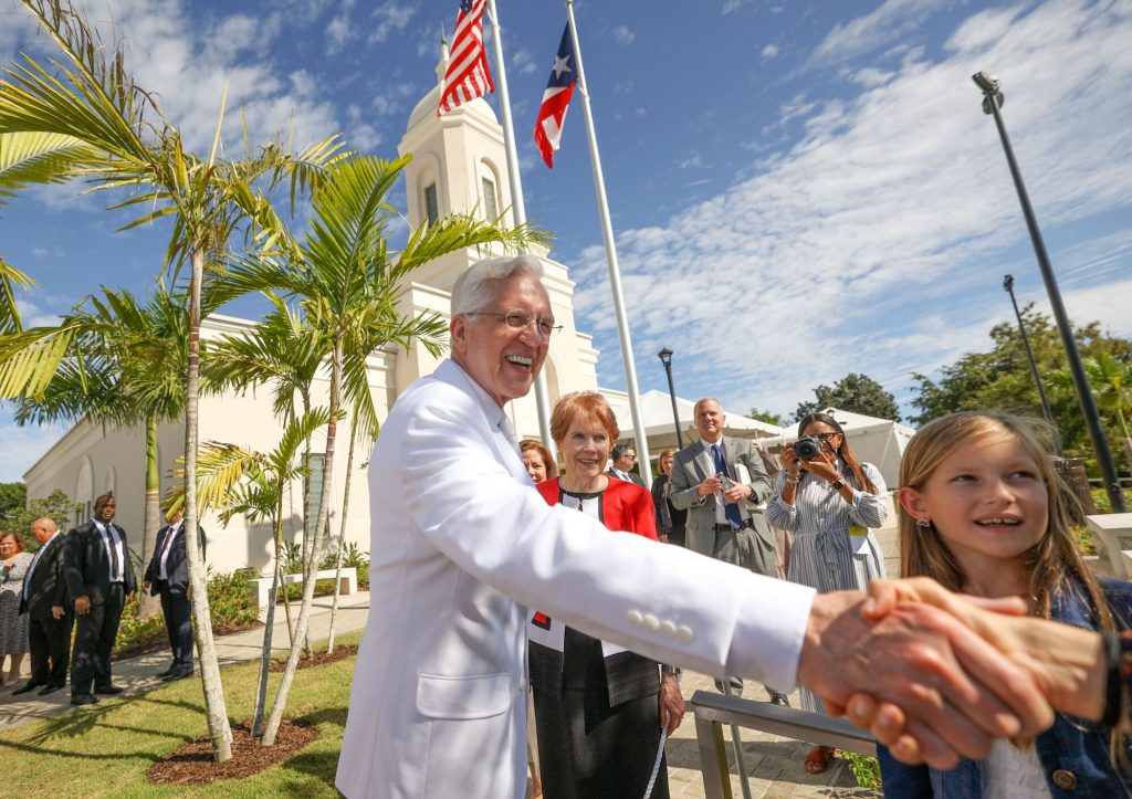 El élder Christofferson dedica el Templo de Puerto Rico