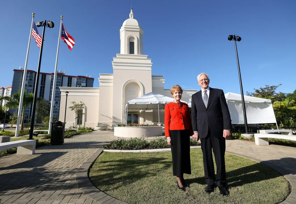élder y hermana Christofferson en el Templo de Puerto Rico