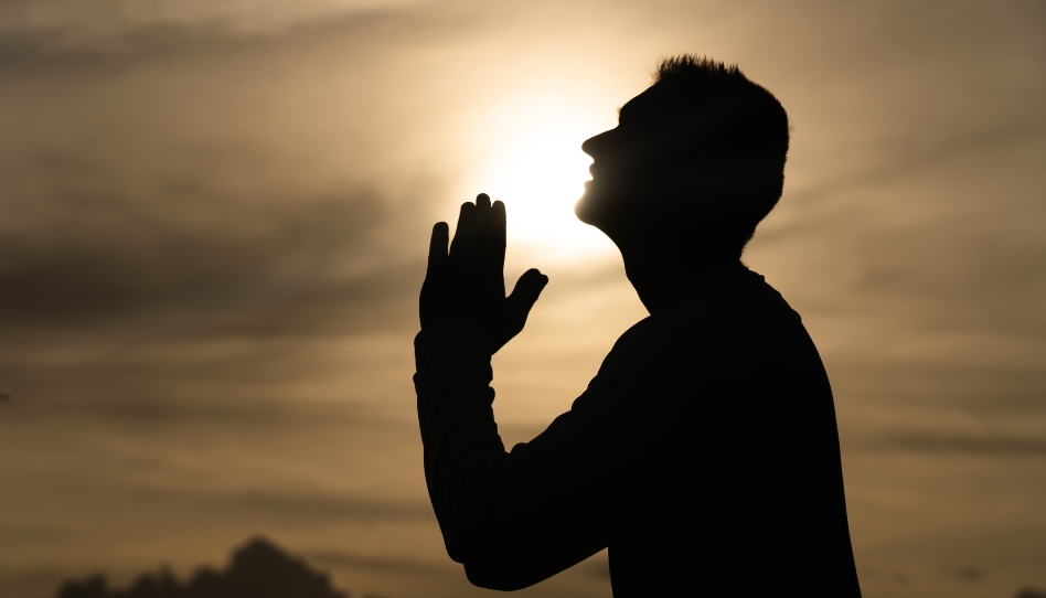 un hombre orando