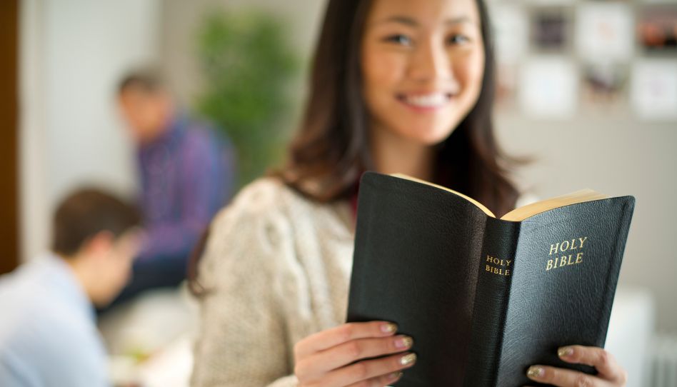 mujer leyendo la Biblia