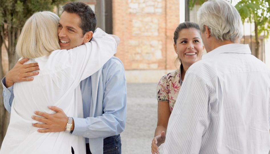 Una familia abrazándose