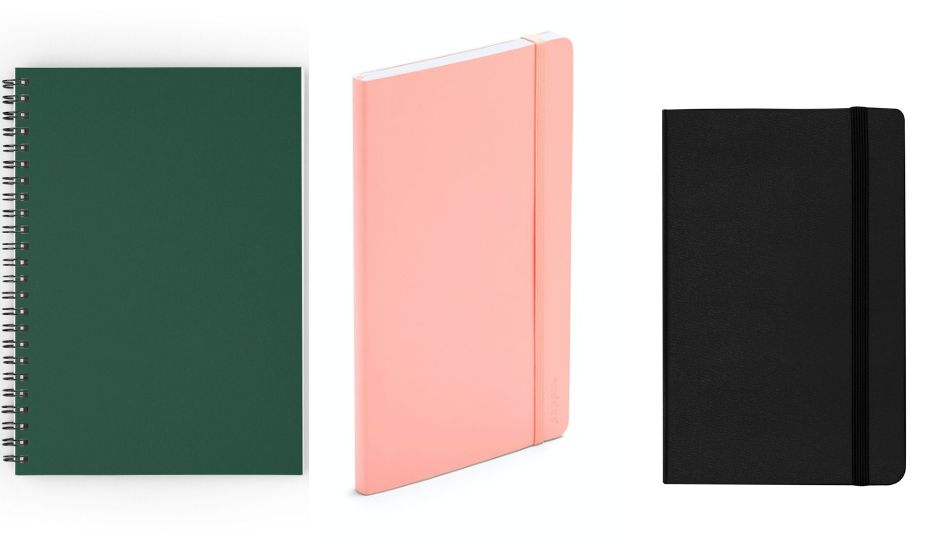 libretas de color negro, rosado y verde