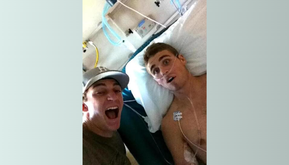 Selfie de un amigo del Élder Oakey junto a él internado en el hospital