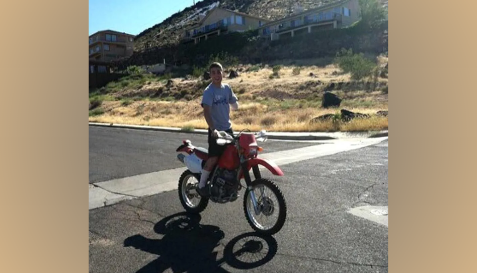 Élder Oakey en una motocicleta