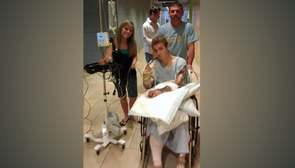 Élder Oakey junto a sus padres saliendo del hospital