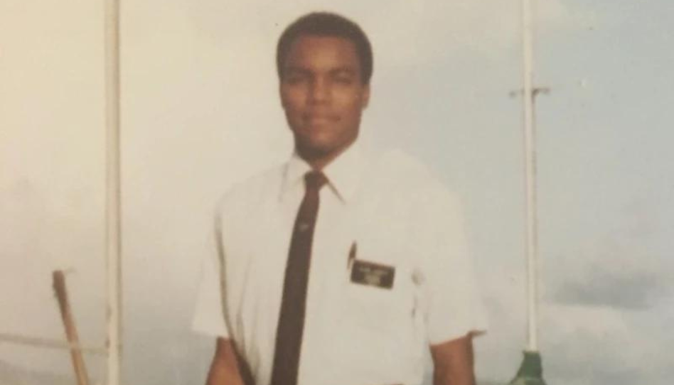 Élder Ahmad S. Corbitt como un joven misionero
