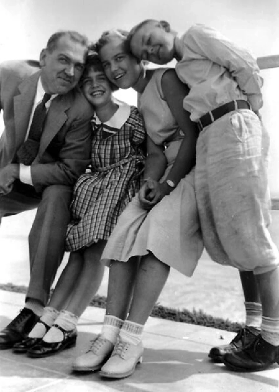 Marion Nelson con sus hijas y el presidente Nelson: Enid, Marjory y Russell en Long Beach, California