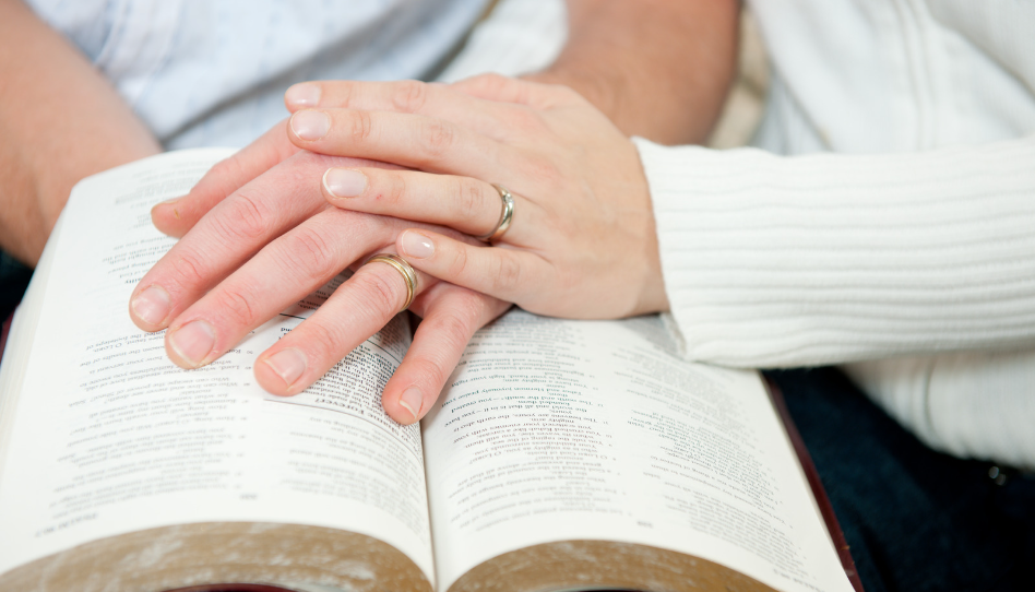 Manos de esposos en la biblia