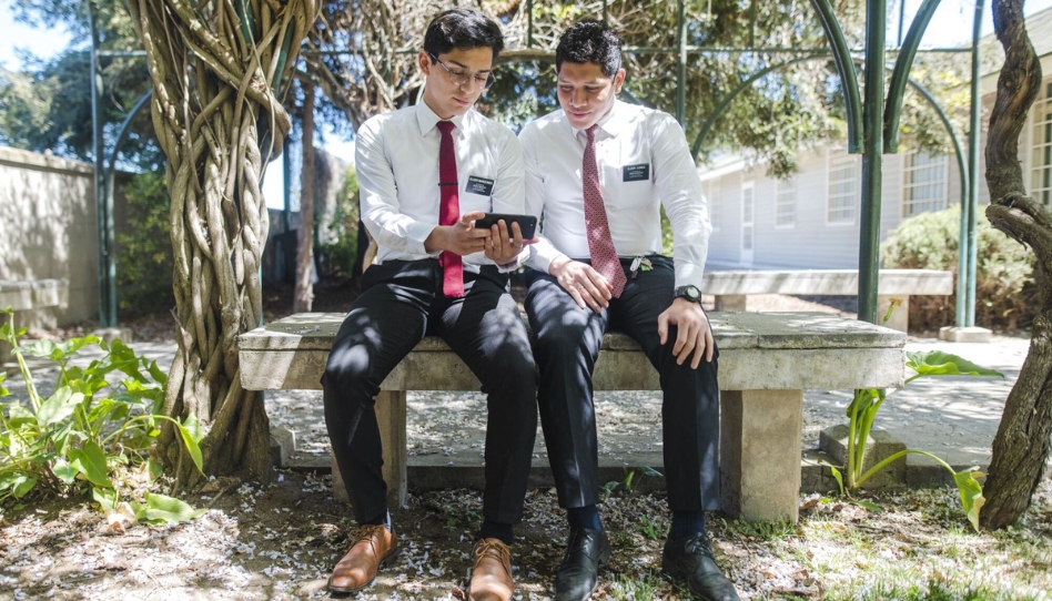 misioneros sentados leyendo un manual