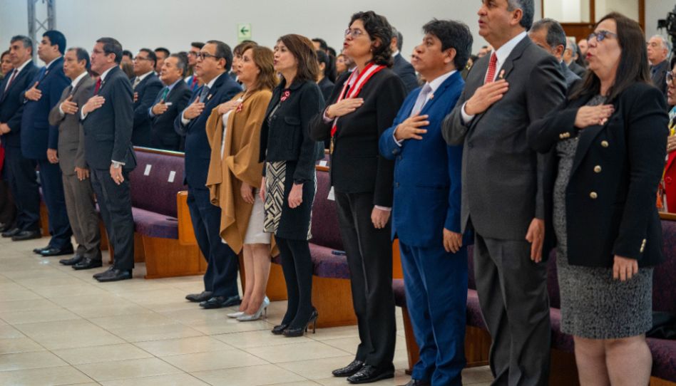 presidenta y lideres cantanto el himno nacional del perú