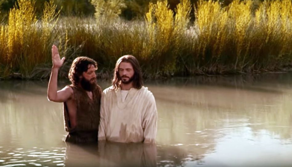 jesucristo siendo bautizado por juan