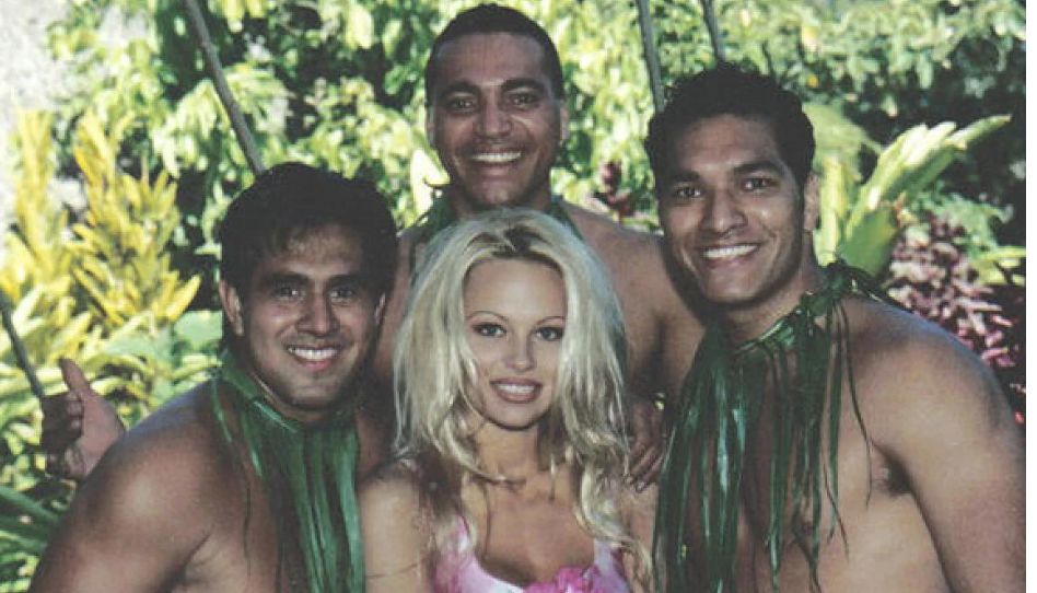 Pamela Anderson y residentes en el Centro Cultural Polinesio