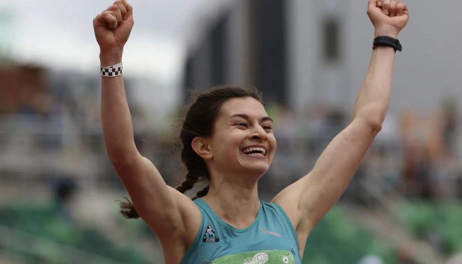 Sara López ganando maratón
