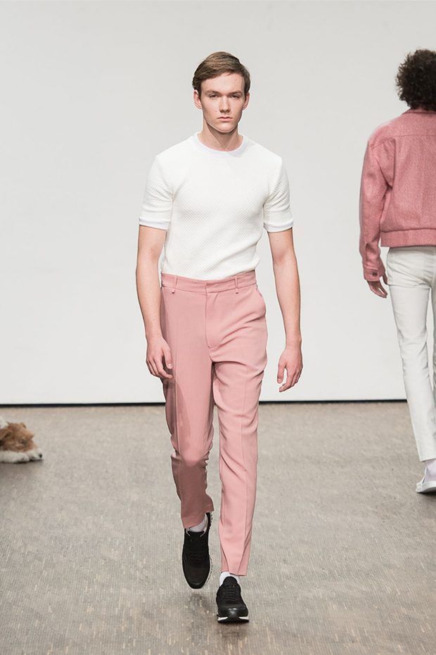 hombre con polo blanco y pantalón rosado