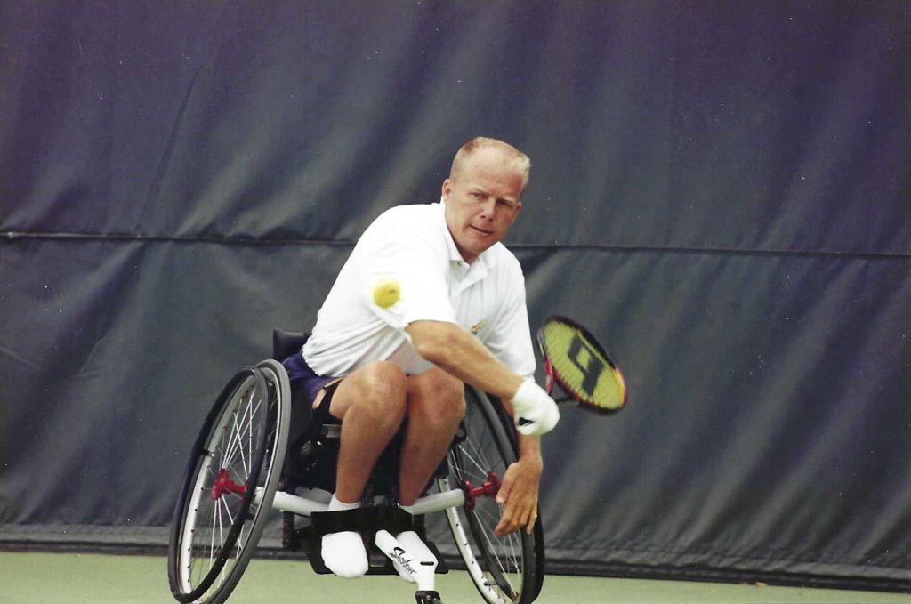 Rick Draney jugando tenis