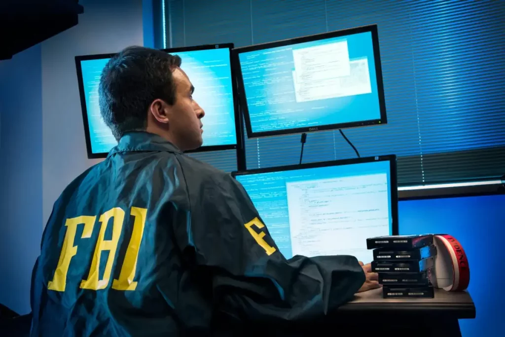 agente del FBI viendo un monitor