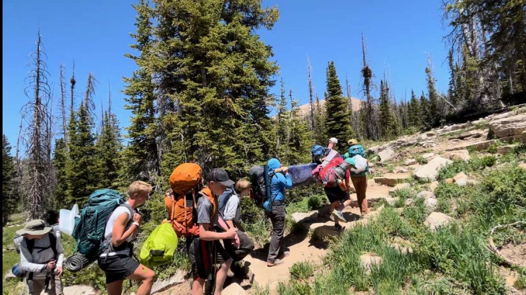 Senderismo Hombre Joven En Sendero De Montaña Difícil Fotos