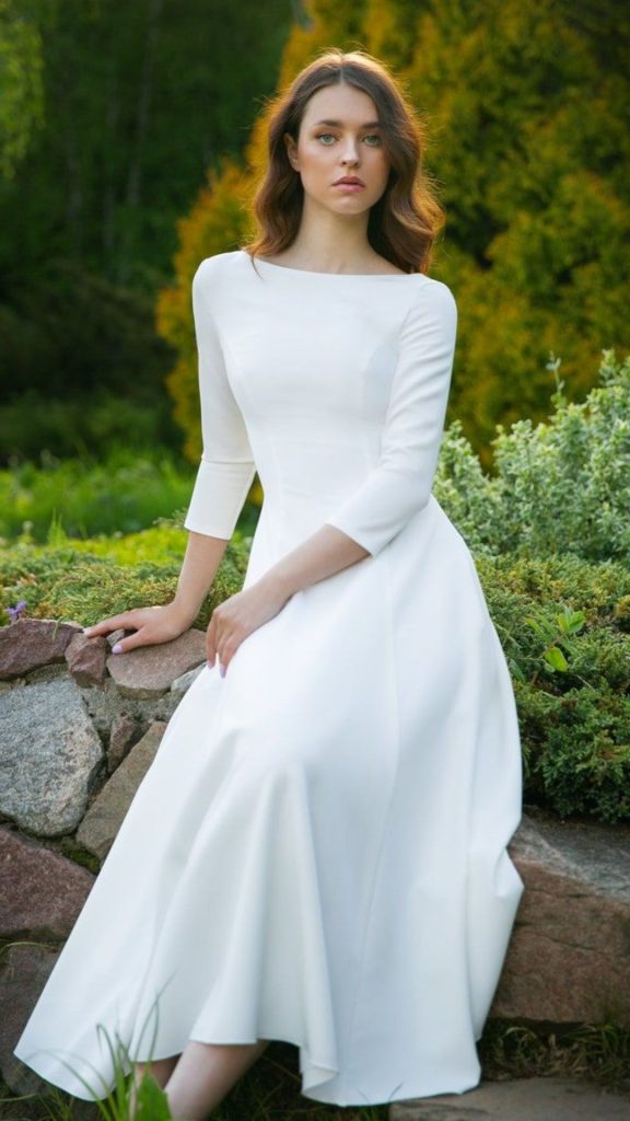 mujer con un vestido blanco