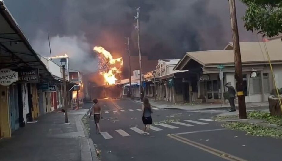 personas caminando tras lo incendios en hawai