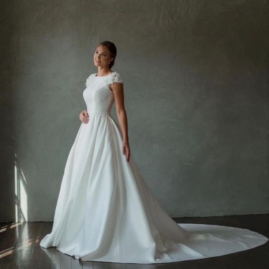 mujer luciendo su vestido blanco