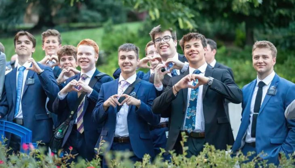 misioneros formando un corazón con sus manos